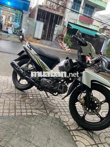 Yamaha Sirius Trắng đen