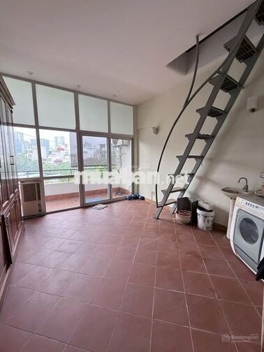 Cho thuê nhà Hoàng Cầu 50m², 3PN, mt4m, ban công thoáng, oto chỉ 30tr