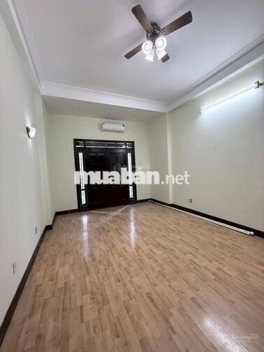 Cho thuê nhà Hoàng Cầu 50m², 3PN, mt4m, ban công thoáng, oto chỉ 30tr