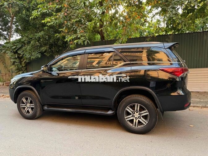 Toyota Fortuner 7 chỗ Đen Tự động Xăng 90000 km