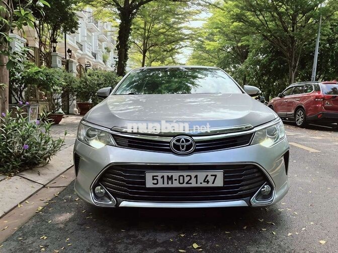 Gia đình bán xe Toyota Camry bản 2.0E đời 2016