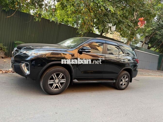 Toyota Fortuner 7 chỗ Đen Tự động Xăng 90000 km