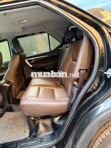 Toyota Fortuner 7 chỗ Đen Tự động Xăng 90000 km