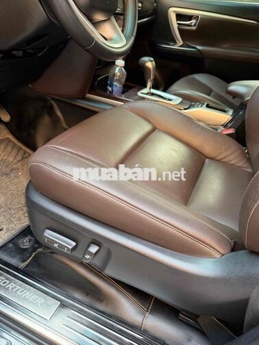Toyota Fortuner 7 chỗ Đen Tự động Xăng 90000 km