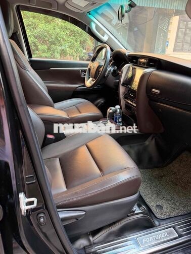 Toyota Fortuner 7 chỗ Đen Tự động Xăng 90000 km