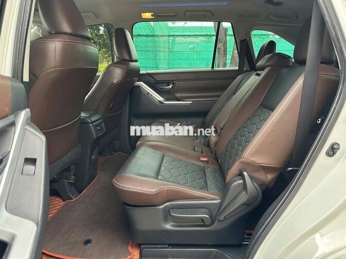Toyota Innova Cross 2025 2.0 V Trắng 7 chỗ