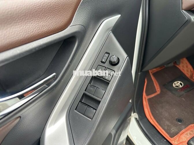 Toyota Innova Cross 2025 2.0 V Trắng 7 chỗ