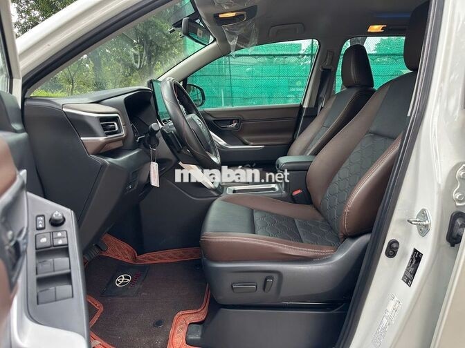 Toyota Innova Cross 2025 2.0 V Trắng 7 chỗ