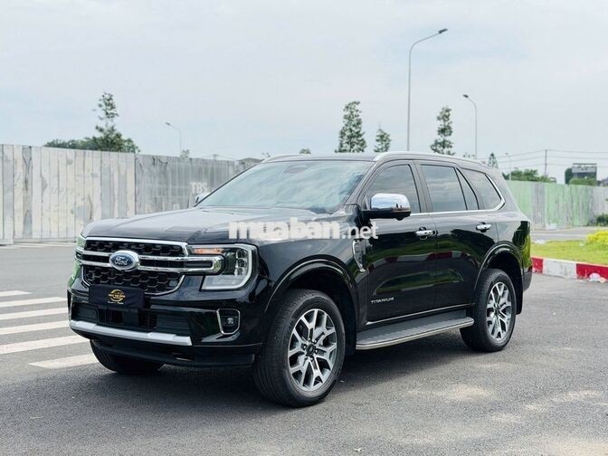 Ford Everest Titanium 4x2 AT 2025 Đen 11.000 km