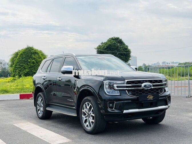 Ford Everest Titanium 4x2 AT 2025 Đen 11.000 km
