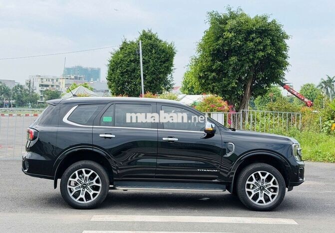 Ford Everest Titanium 4x2 AT 2025 Đen 11.000 km
