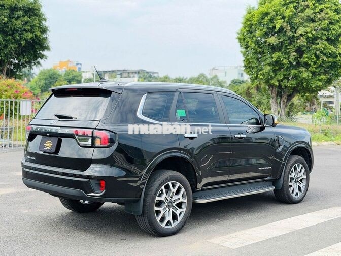 Ford Everest Titanium 4x2 AT 2025 Đen 11.000 km