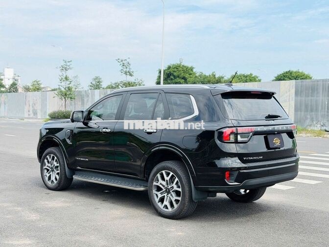 Ford Everest Titanium 4x2 AT 2025 Đen 11.000 km