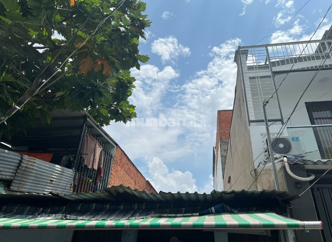 BÁN NHÀ CẤP 04  GầN MẶT TIỀN CÓ 02 HẺM RỘNG 10M .