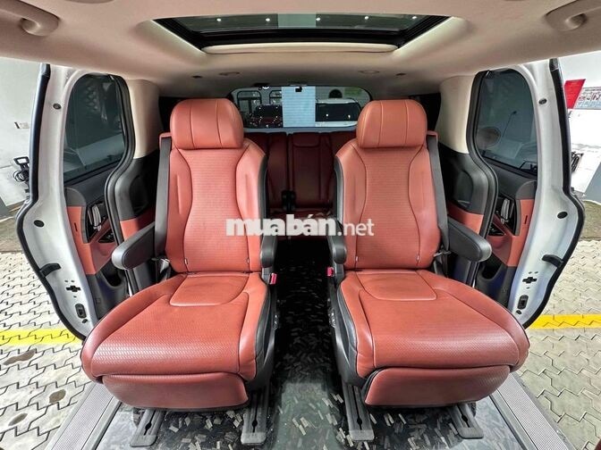 Kia Carnival 2.2D Signature 2024 trắng đi lướt