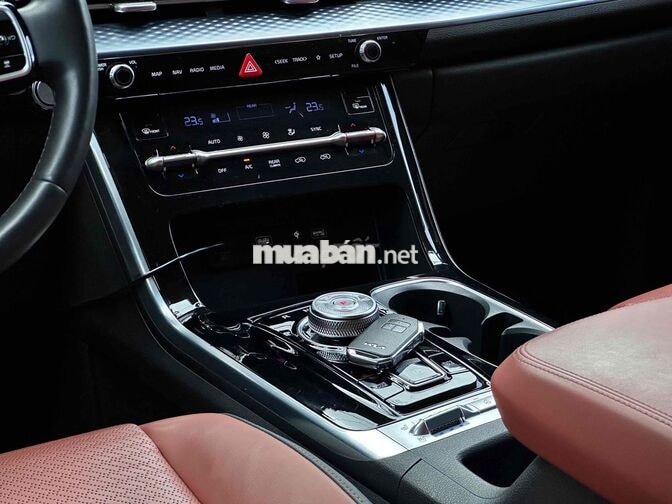 Kia Carnival 2.2D Signature 2024 trắng đi lướt