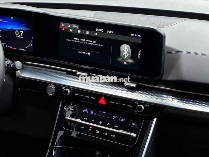 Kia Carnival 2.2D Signature 2024 trắng đi lướt