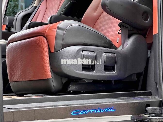 Kia Carnival 2.2D Signature 2024 trắng đi lướt