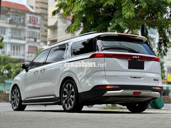 Kia Carnival 2.2D Signature 2024 trắng đi lướt