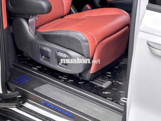 Kia Carnival 2.2D Signature 2024 trắng đi lướt