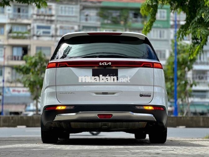 Kia Carnival 2.2D Signature 2024 trắng đi lướt