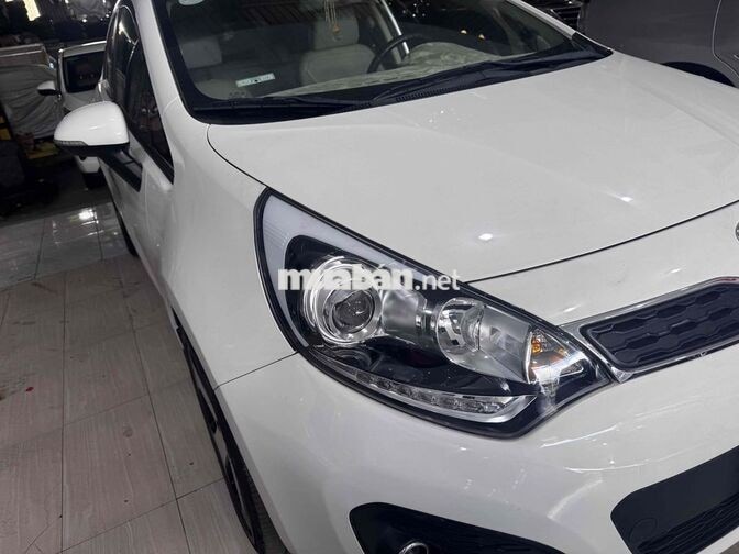 Kia Rio Trắng Số tự động hatchback