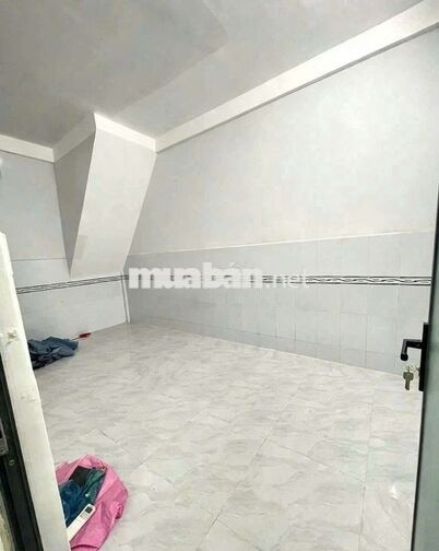 cho thuê nhà lầu mới đậu ô tô - hẻm 70 CMT8