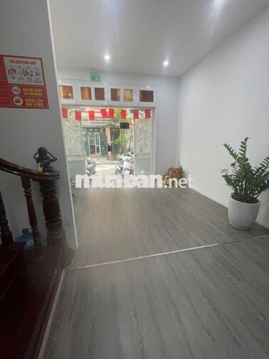 Cho thuê nhà ngõ 40 Trung Kính - Diện tích 65m2 x 4 tầng đường hè rộng
