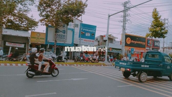 Cho thuê nhà mặt tiền ngang 4m mbkd kv ngã 4 đối diện bến xe p8, TP.VL