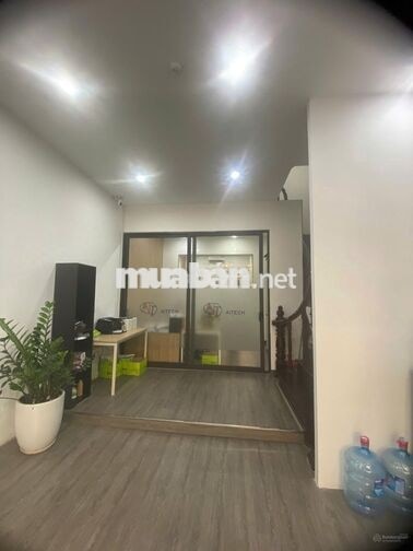 Cho thuê nhà ngõ 40 Trung Kính - Diện tích 65m2 x 4 tầng đường hè rộng