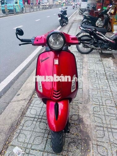Piaggio Vespa đỏ