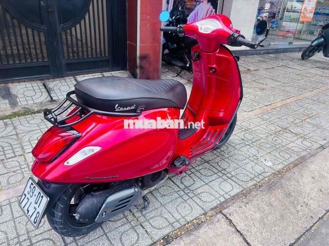 Piaggio Vespa đỏ