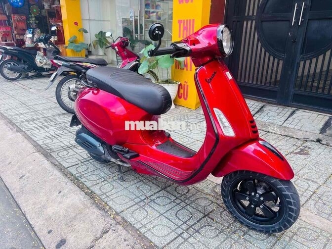 Piaggio Vespa đỏ