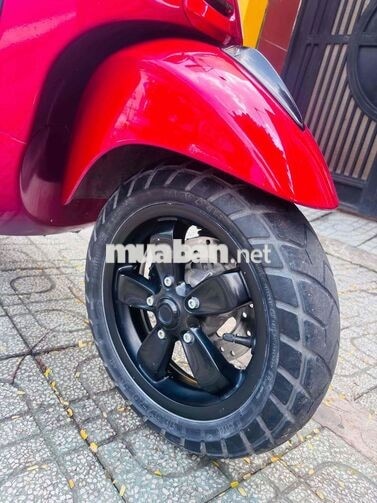 Piaggio Vespa đỏ