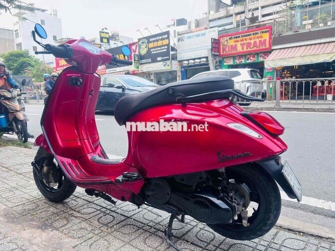 Piaggio Vespa đỏ