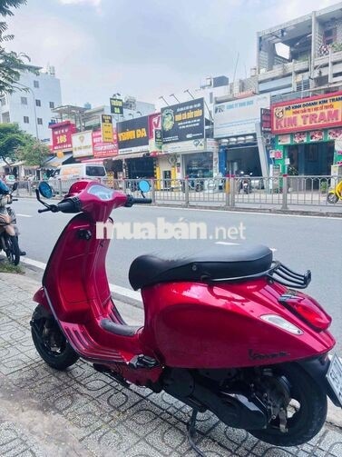 Piaggio Vespa đỏ
