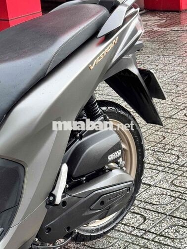 Honda Vision 2025 bản cá tính Vàng cát mâm đồng