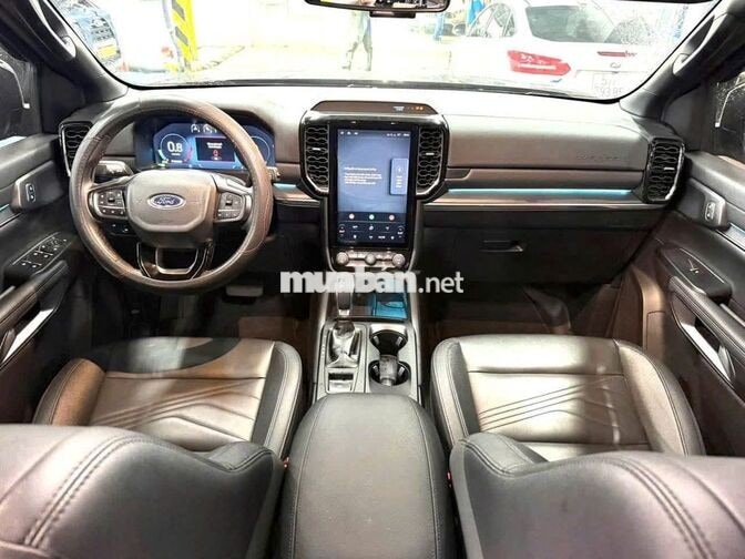 Ford Everest Titanium 4x2 2025 6.100km Đen