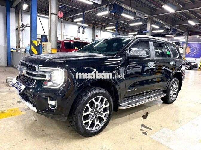 Ford Everest Titanium 4x2 2025 6.100km Đen