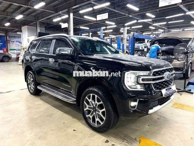 Ford Everest Titanium 4x2 2025 6.100km Đen
