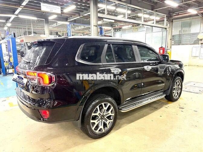 Ford Everest Titanium 4x2 2025 6.100km Đen