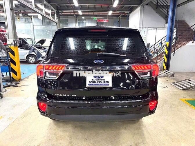 Ford Everest Titanium 4x2 2025 6.100km Đen