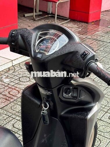 Honda Vision 2025 bản cá tính Vàng cát mâm đồng