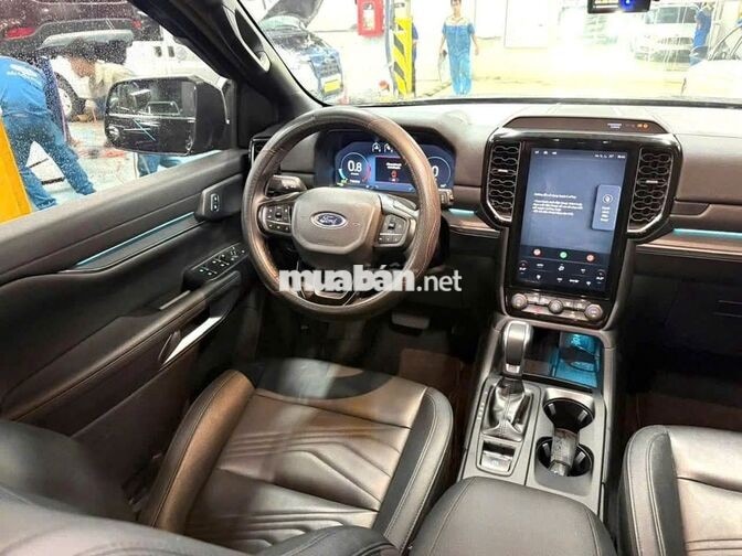 Ford Everest Titanium 4x2 2025 6.100km Đen
