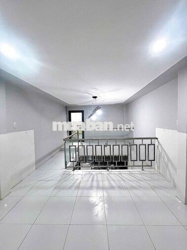 CHO THUÊ NHÀ TRỆT LỬNG LẦU 3 PHÒNG NGỦ HẺM 89 HUỲNH THÚC KHÁNG GẦN CHO