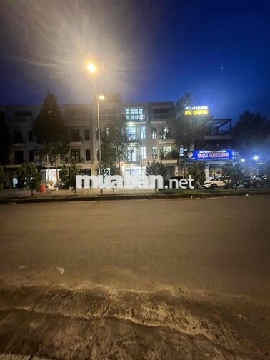 Nhà 4 Tầng  trục chính đường D1 Lộ giới 30m đầu đường Kế bên QL1A