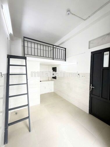 Cho thuê duplex ban công giá hạt zẻ ngay đại học VLU nèe