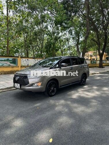 Toyota Innova 2.0E 2018 Số sàn Đồng ánh kim