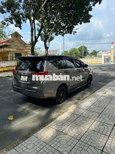 Toyota Innova 2.0E 2018 Số sàn Đồng ánh kim