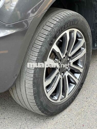 Ford Everest Titanium 4WD Xám 7 chỗ Tự động